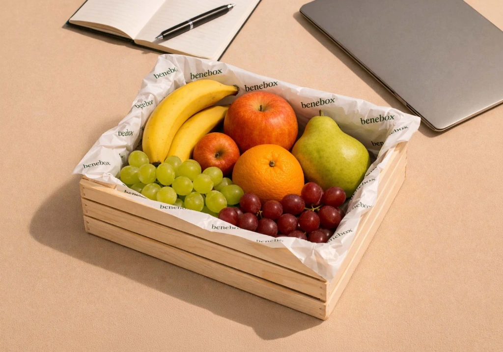 Benebox Obstkorb auf einem Tisch mit Büromaterial
