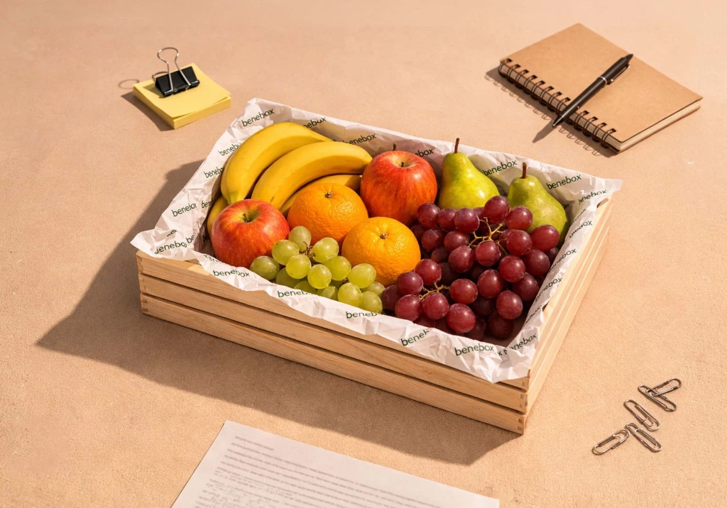 Benebox Obstkorb auf einem Tisch mit Büromaterial