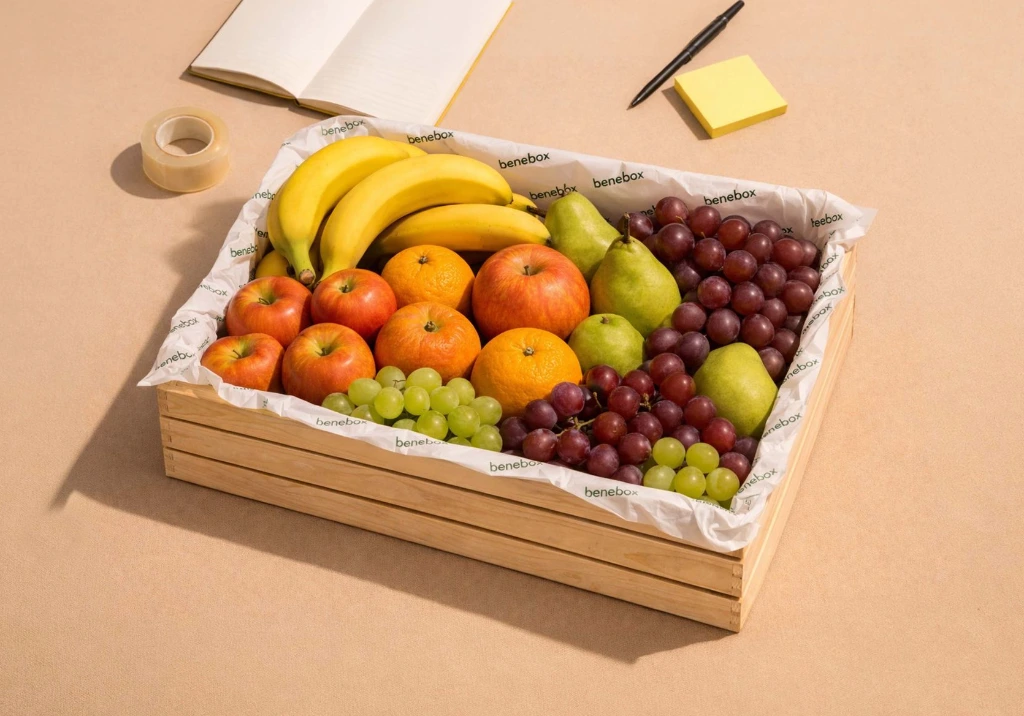Benebox Obstkorb auf einem Tisch mit Büromaterial